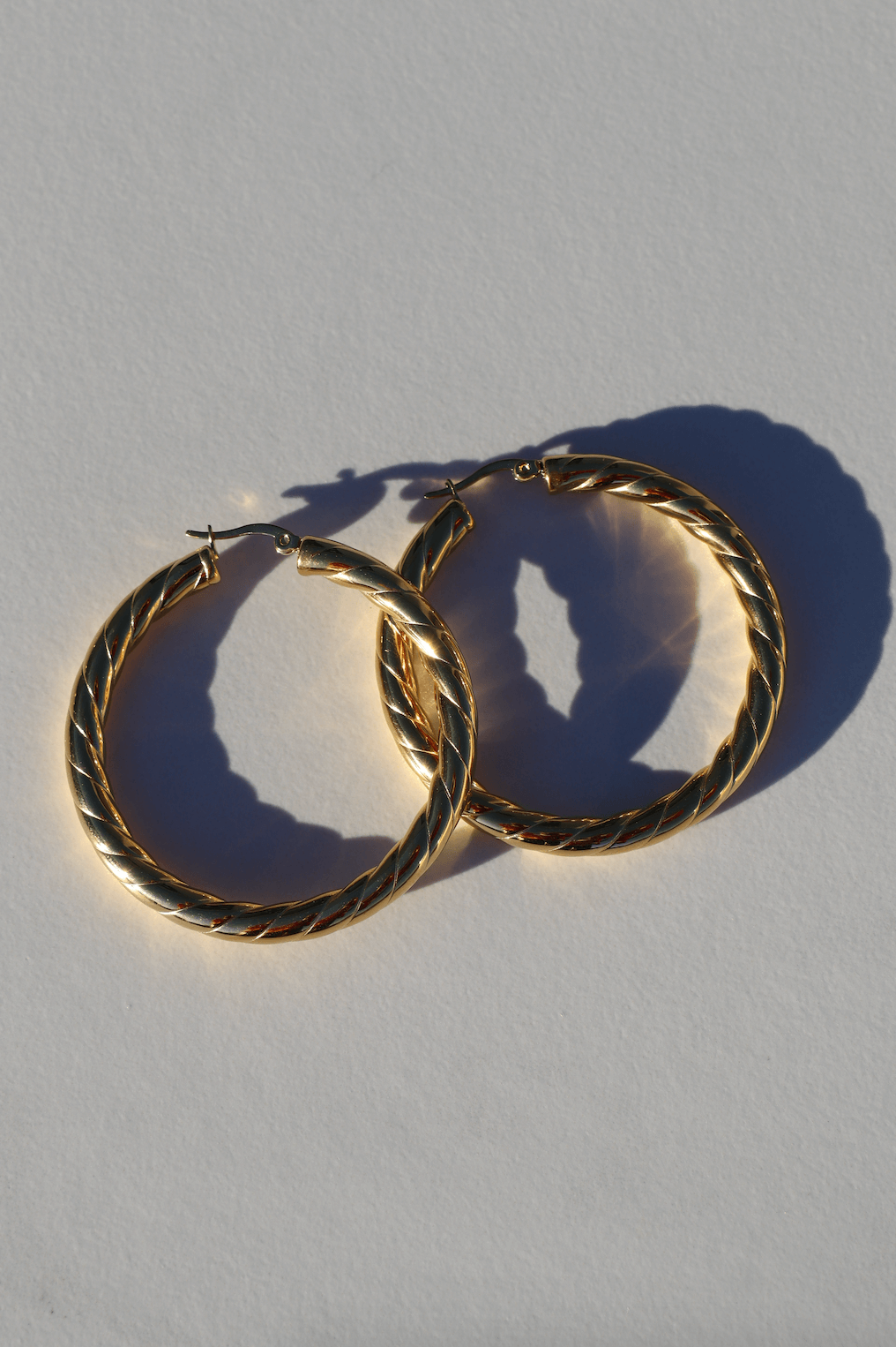 Perfect golden hoop 2.0 statement earring