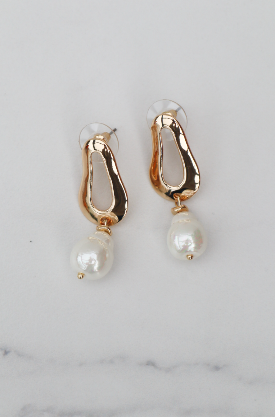 Pearl statement earring