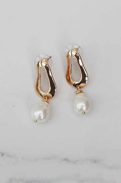 Pearl statement earring