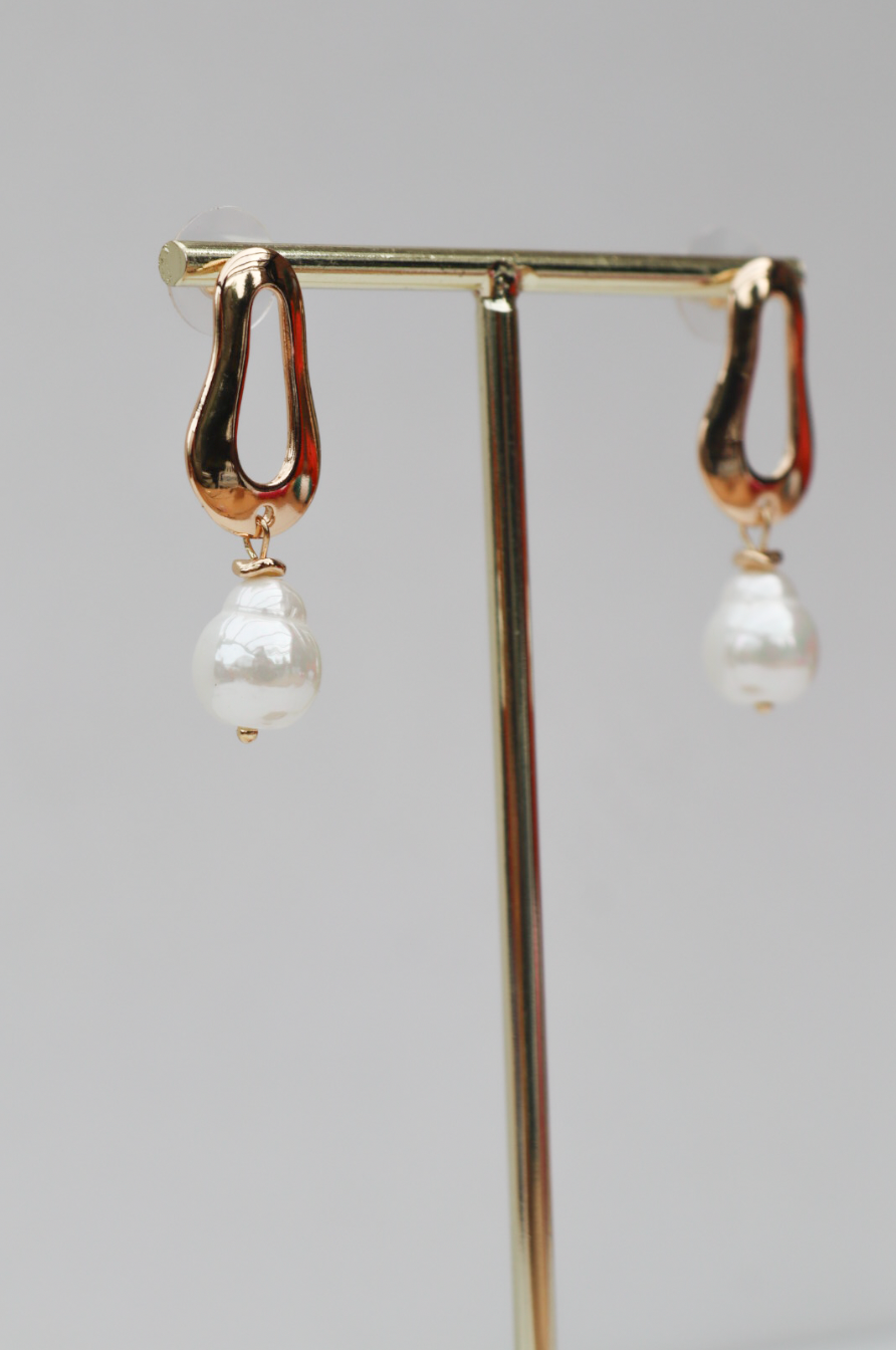 Pearl statement earring
