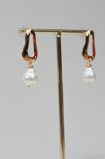 Pearl statement earring