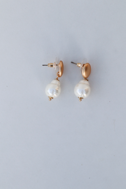 Small pearl statement earring