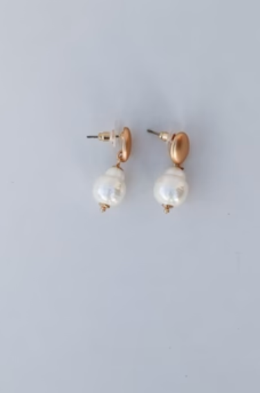 Small pearl statement earring