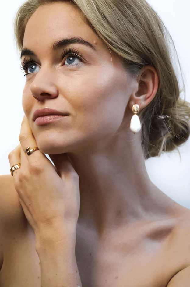 Small pearl statement earring
